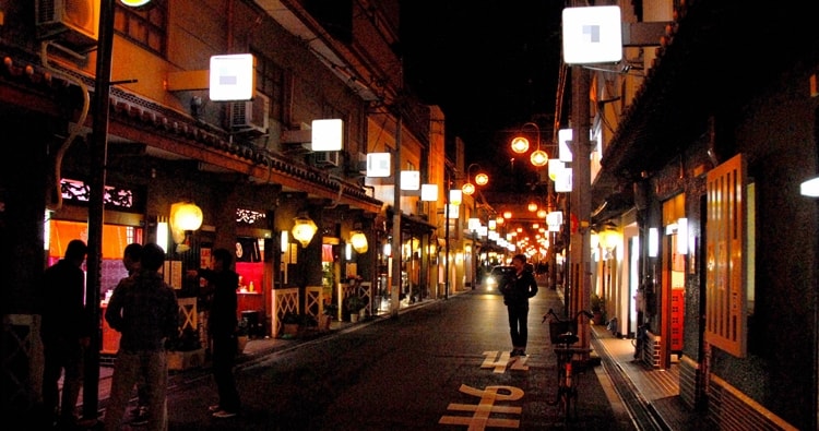 日本紅燈區「飛田新地」，有條小巷不得不去