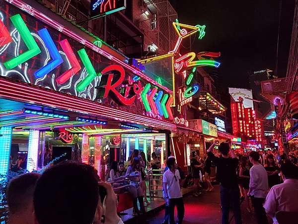 曼谷紅燈區夜生活初體驗│牛仔街GoGoBar