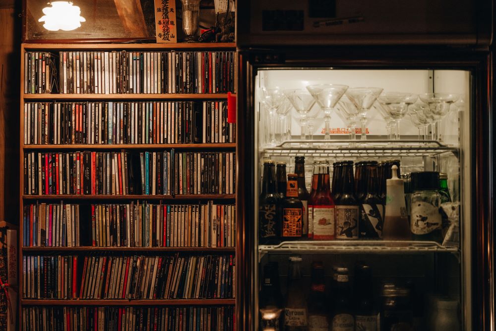 「LOLA 蘿拉冷飲店」，結合音樂、電影、老物、酒吧，跨越不同年代的迷幻空間