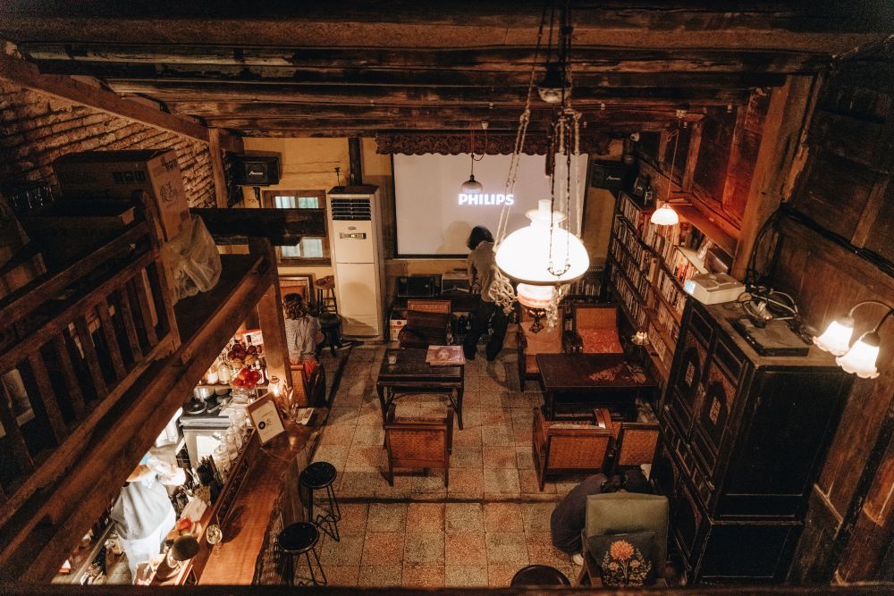 「LOLA 蘿拉冷飲店」，結合音樂、電影、老物、酒吧，跨越不同年代的迷幻空間
