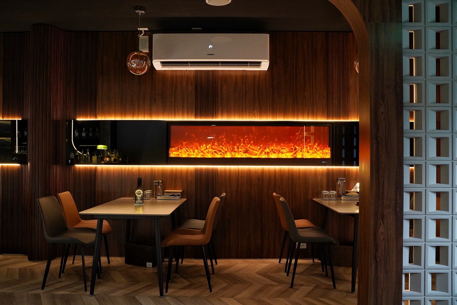「82年餐酒館」整間店以岩石灰、木質色系及金屬色調打造出高質感氛圍，正所謂燈光美、氣氛佳！