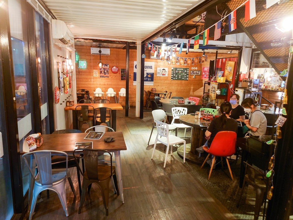 喝郎燒烤Bar — 貨櫃屋打造的燒烤店兼酒吧，豐富多樣的燒烤和熱炒料理