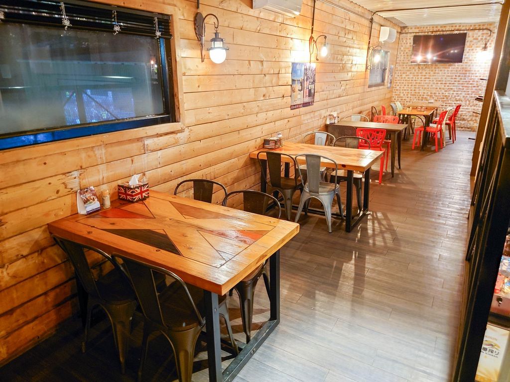 喝郎燒烤Bar — 貨櫃屋打造的燒烤店兼酒吧，豐富多樣的燒烤和熱炒料理