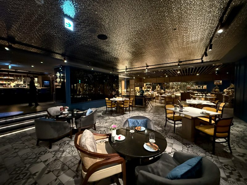 高雄餐酒館推薦 「PAVO Lounge Bistro餐酒館」最美的網美池畔餐酒館！